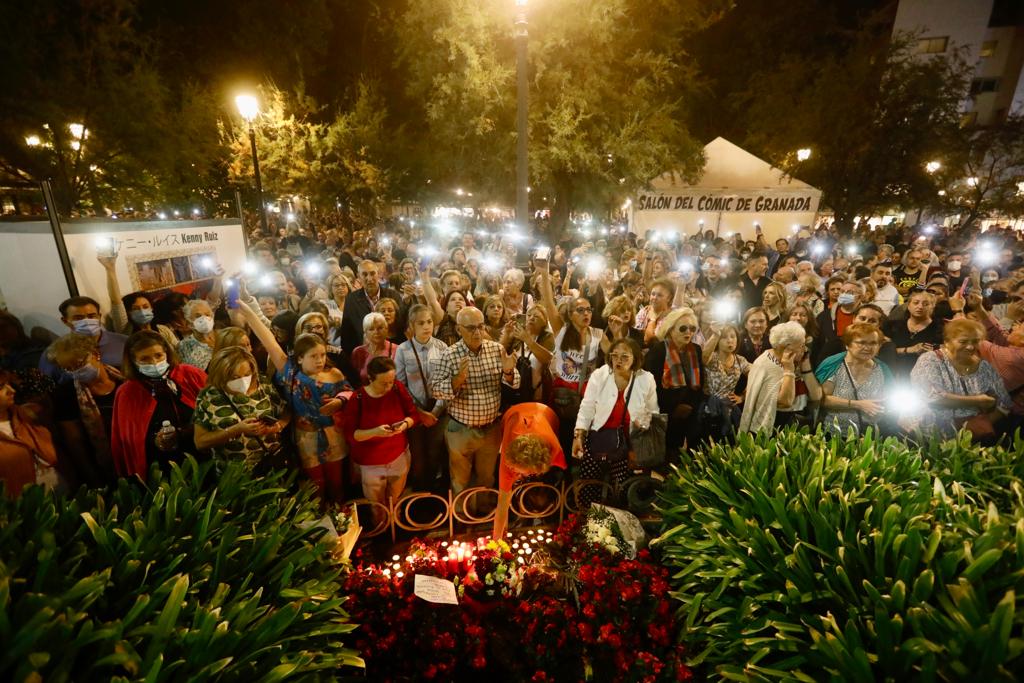 Velas, flores y aplausos para despedir a Jesús Candel en la Fuente de las Batallas de Granada