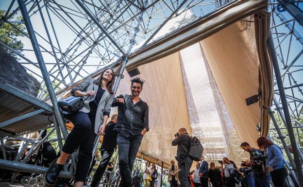 La plaza del Humilladero se inunda con la obra 'Aire'