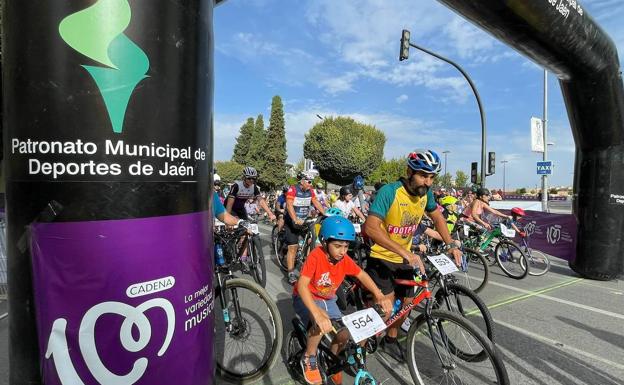 Casi 800 participantes hacen parón en la feria para subirse sobre dos ruedas en el Día de la Bici
