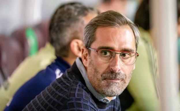 El Oviedo destituye a su entrenador y al director deportivo