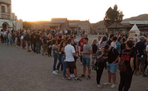 Largas colas y enfados entre los asistentes a la inauguración de Mortenostrum
