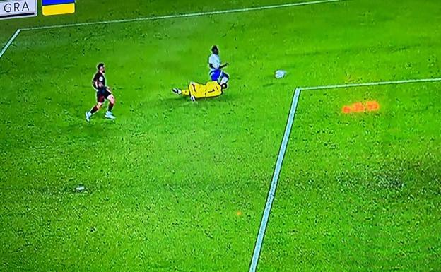 Raúl Fernández arrolla a Dauda y le hace un penalti claro