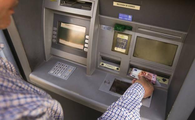 Aviso por el cambio en los cajeros CaixaBank que afecta a los clientes de Sabadell e ING