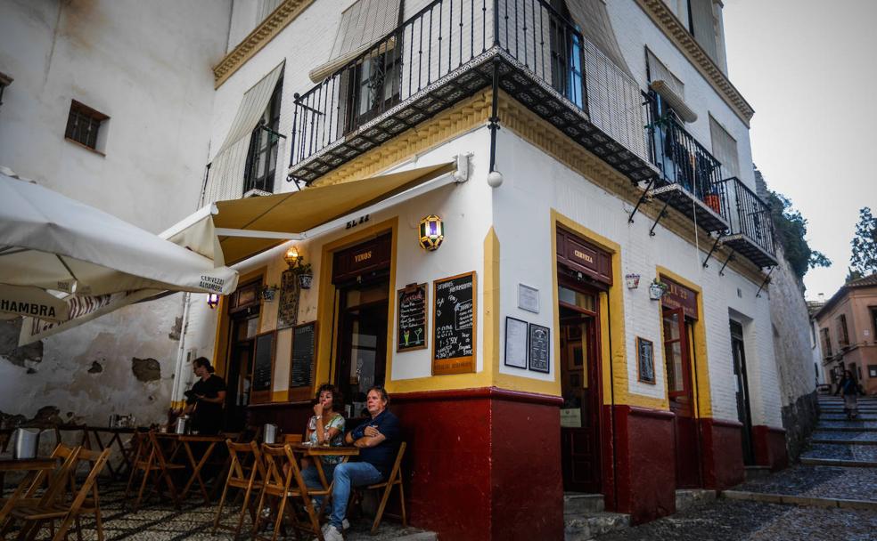 Un siglo de El 22, el bar de la puerta del Albaicín