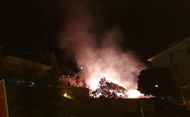 Un incendio de rastrojos afecta a algunas viviendas en Cenes de la Vega