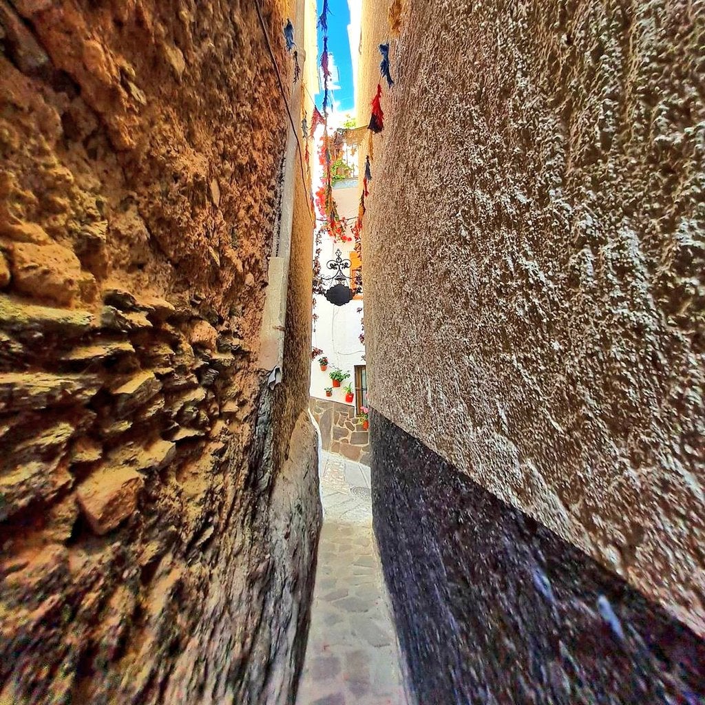 La calle más estrecha y mágica de Granada y de España
