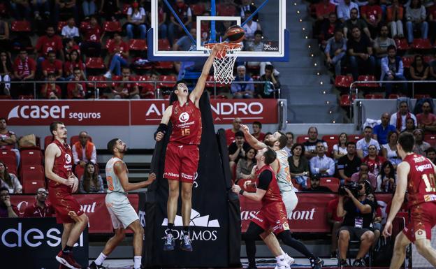El histórico debut de Aday Mara no frena la crisis en Zaragoza