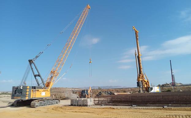 ADIF empieza a levantar el gran puente del AVE junto a la futura estación de tren de Vera