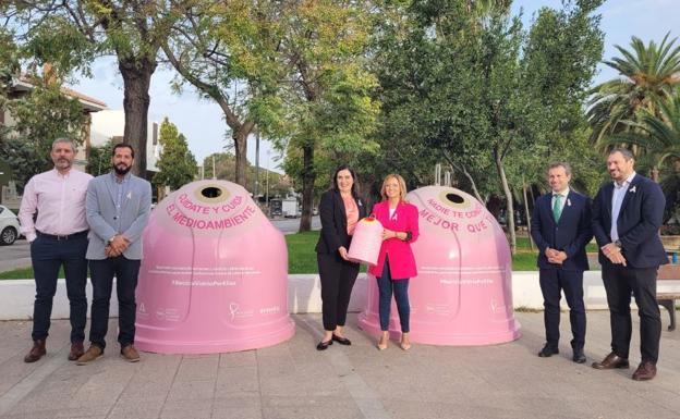 Iglús de reciclaje de vidrio se visten de rosa en la lucha contra el cáncer de mama