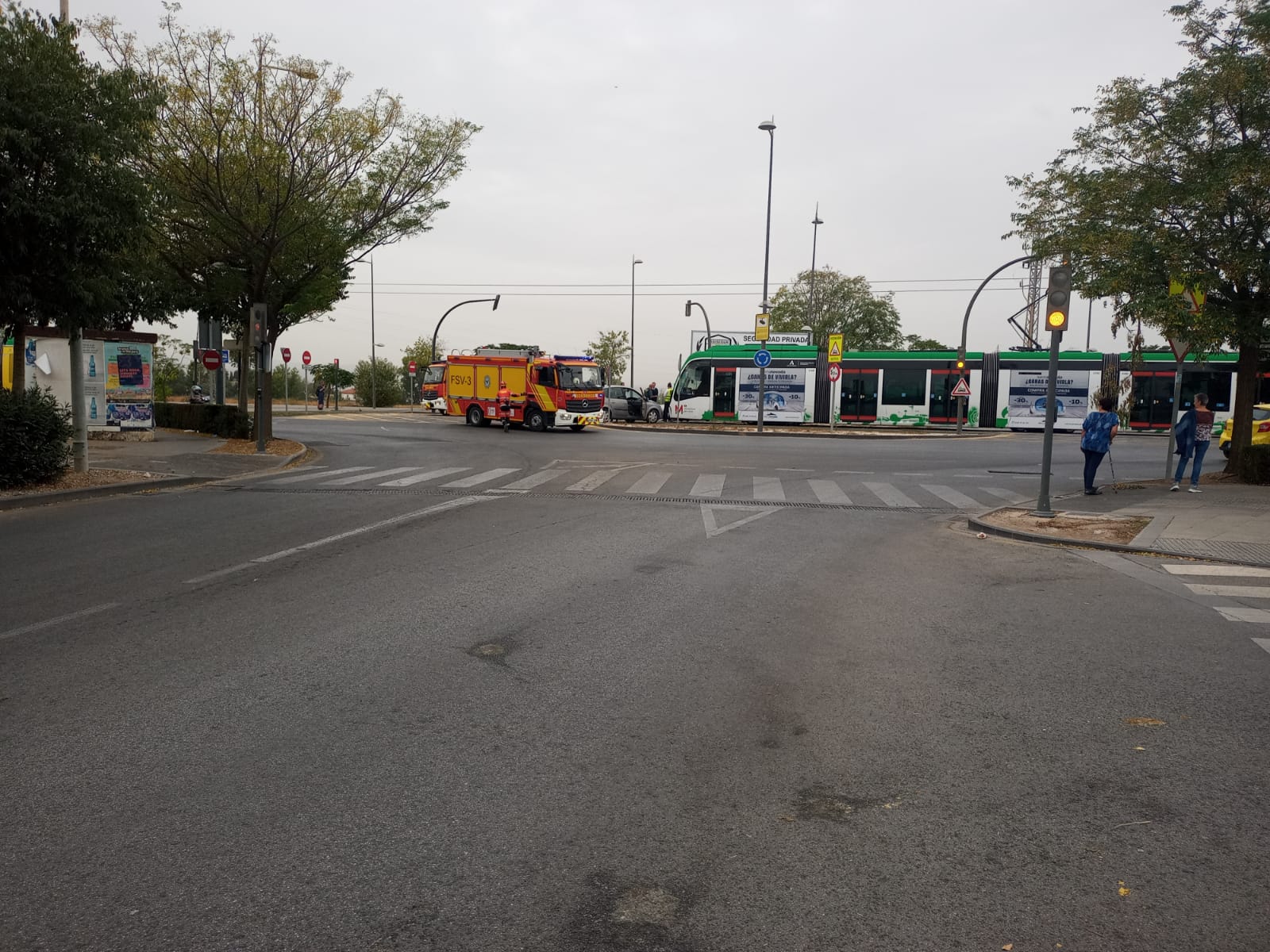 Un herido tras el choque entre un vehículo y el metro de Granada