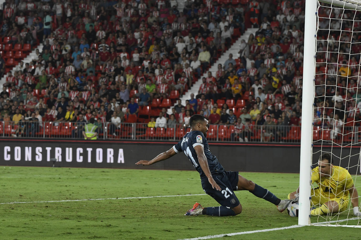 El Almería pasa de la excelencia a la agonía