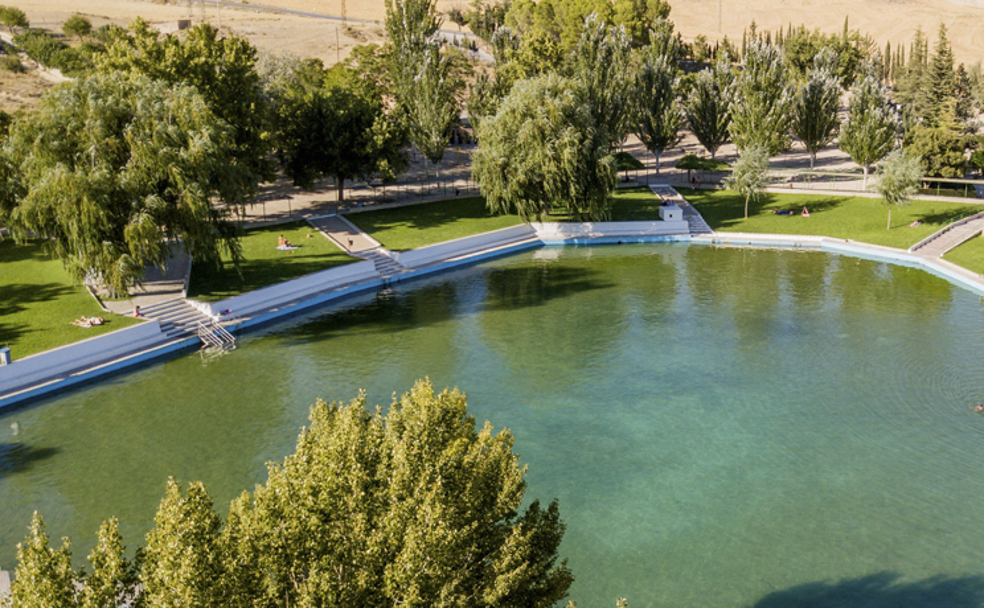 El agua que brota de las ollas naturales en Granada