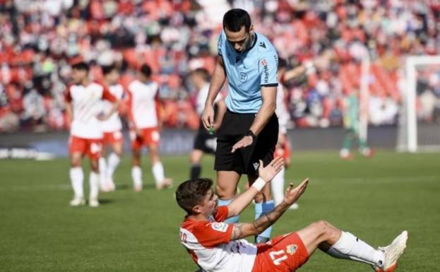 González Francés dirigirá el partido en Los Cármenes ante el Zaragoza