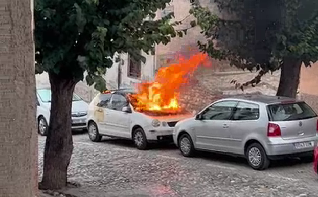 Buscan a un joven que ha huido tras prender fuego a un coche en la Cuesta de Alhacaba de Granada