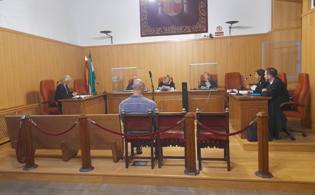 Acepta 21 meses de cárcel un policía local de Albolote por poner multas falsas a su expareja