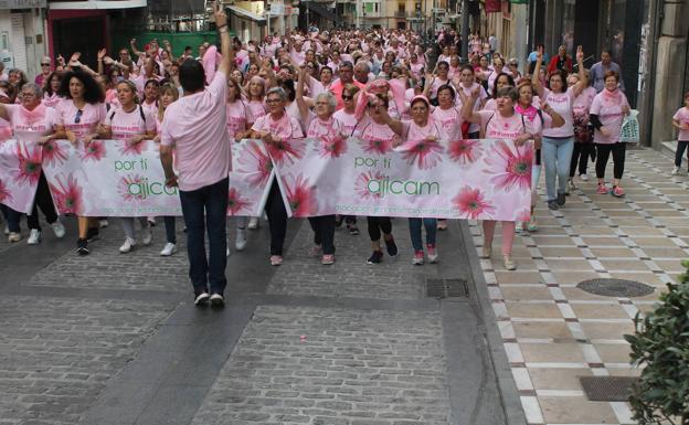 Miles de jienenses responden a una marcha rosa emocionante y reivindicativa: «¡Decimos basta!»