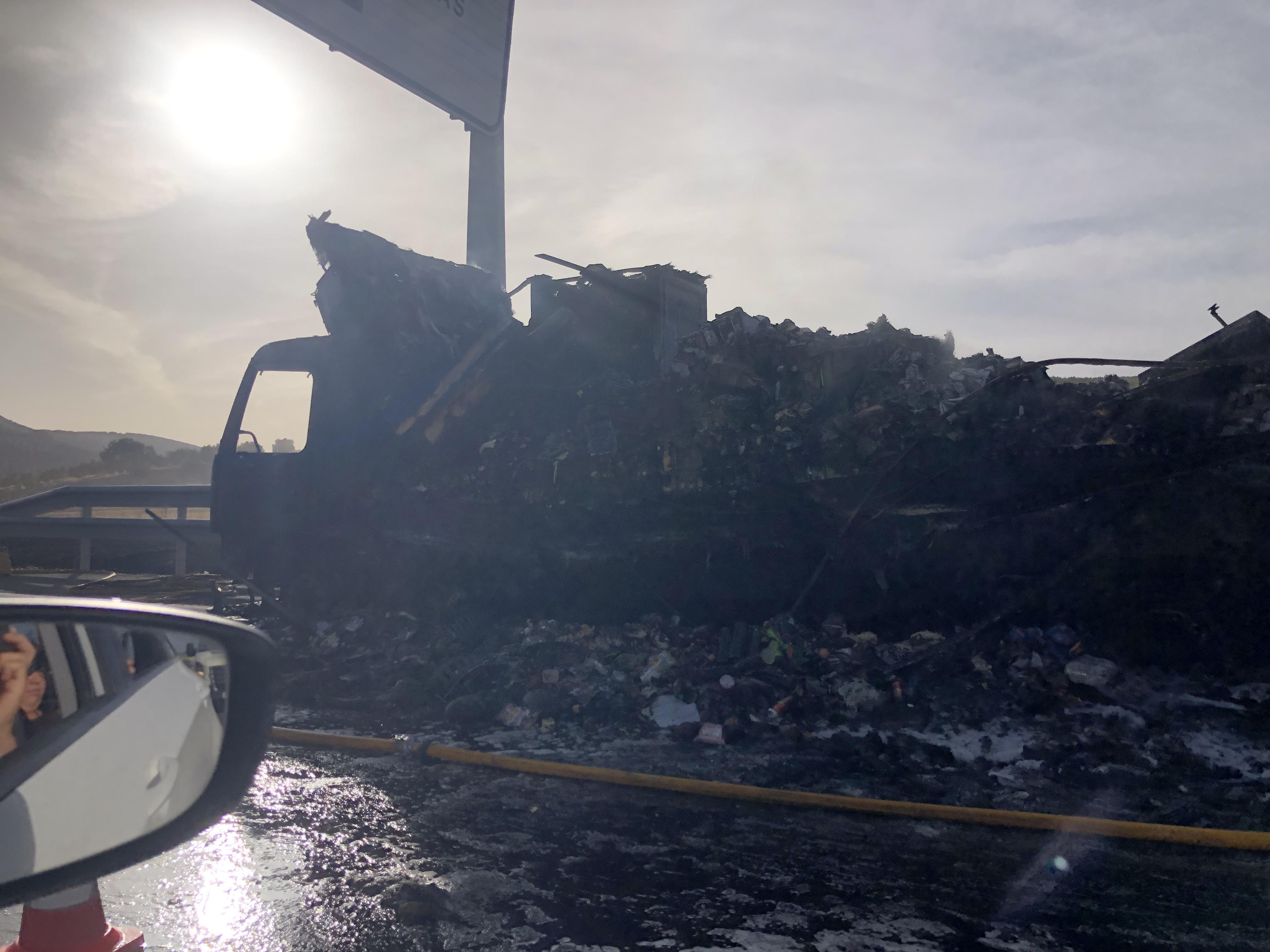 Un camión incendiado provoca varias horas de atasco en la autovía en Granada