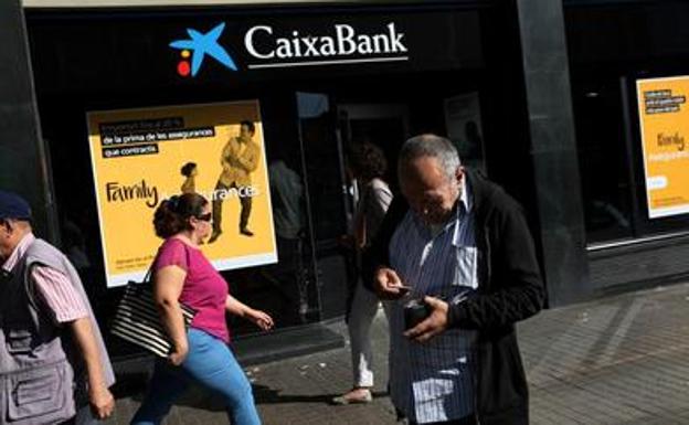 El timo que puede hacer que los clientes de Caixabank pierdan su dinero