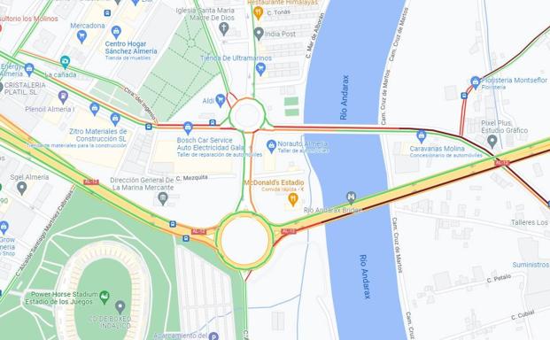 Un fallecido al colisionar un camión y una grúa en la rotonda del Estadio Power Horse