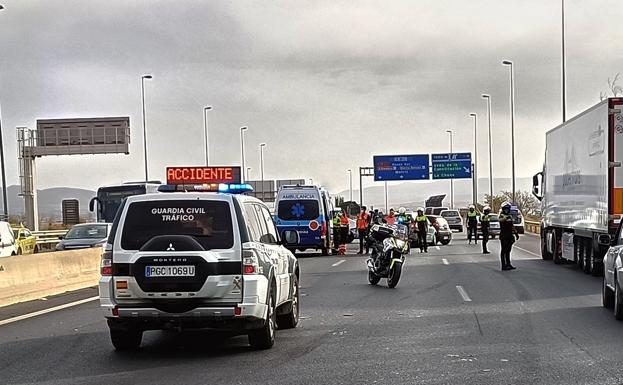 Un coche se da a la fuga y provoca un accidente entre cuatro vehículos en Granada