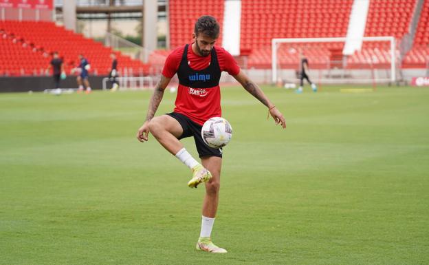 Álex Centelles, Marko Milovanovic y Carlos Rojas, con el grupo