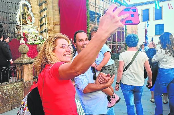 Una entrañable y singular reverencia a la 'Morenita'