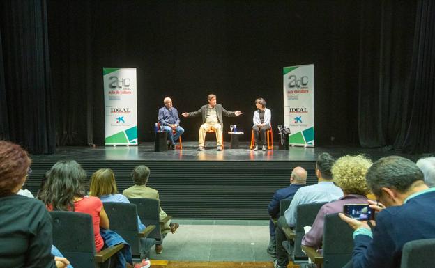 Luis García Montero desnuda su alma vital y poética en el Centro Lorca