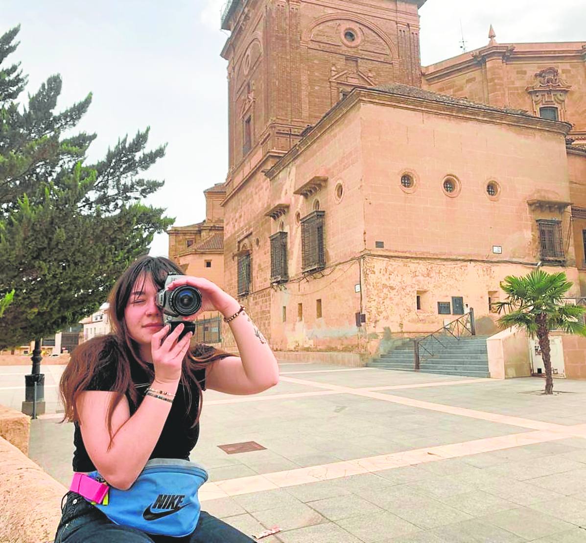 De Francia a Fonelas para fotografiar sus raíces