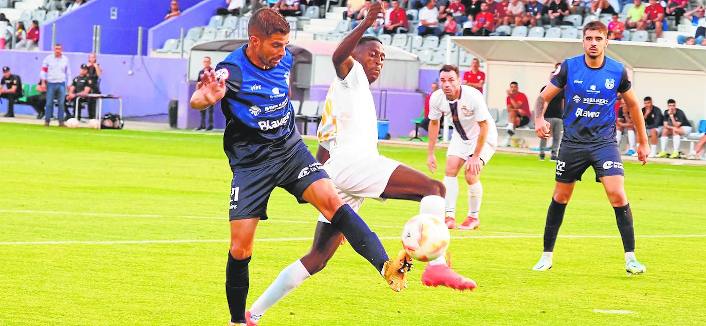 El Real Jaén impone su pegada en La Victoria