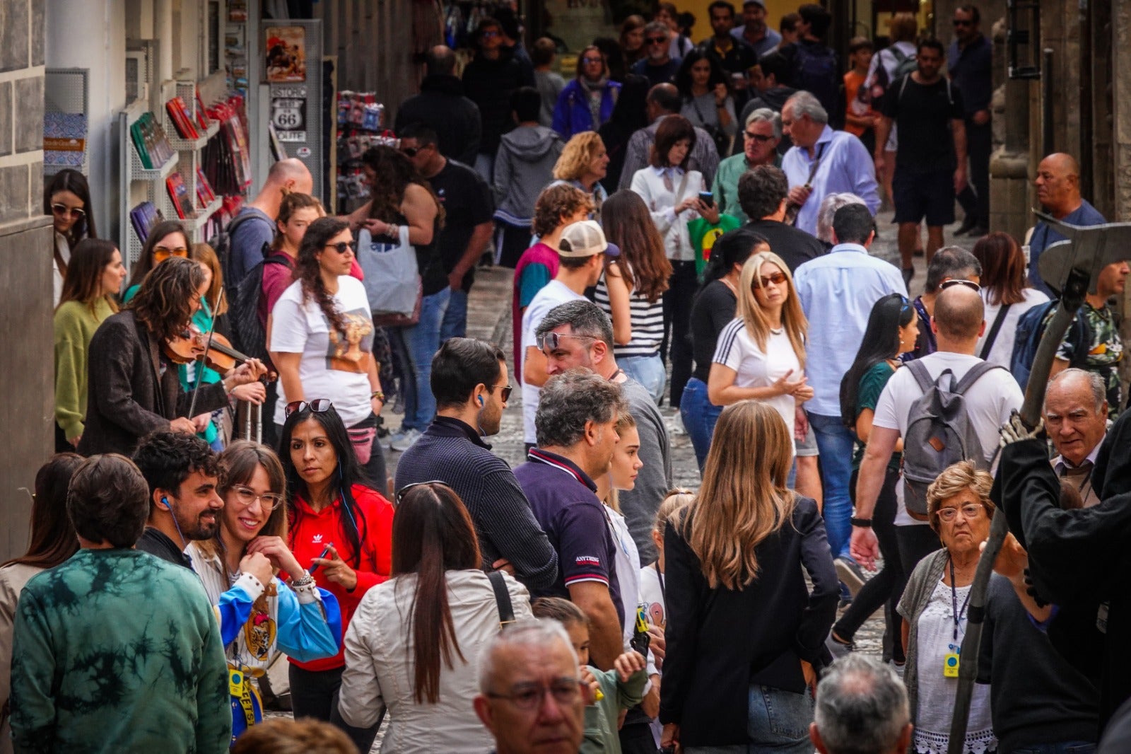 Granada recupera escenas precovid gracias a las visitas turísticas