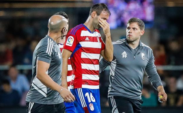 Víctor Díaz abandona el campo por un latigazo cervical