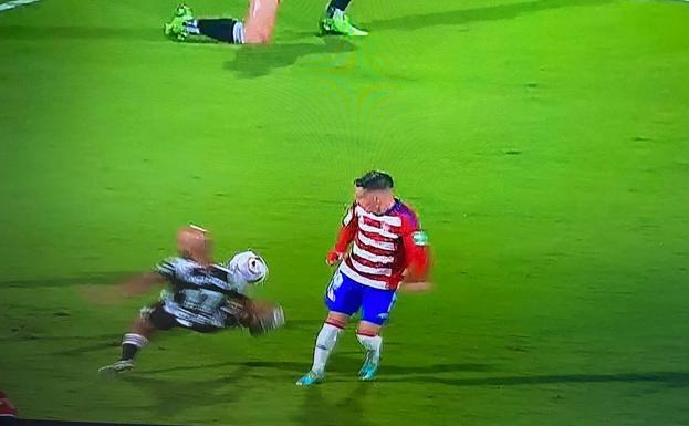 No hubo penalti de Mikel Rico