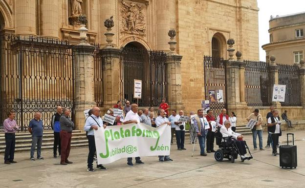Jubilados se concentran en Jaén para pedir que se blinden las pensiones y no caigan en manos «del capital norteamericano»