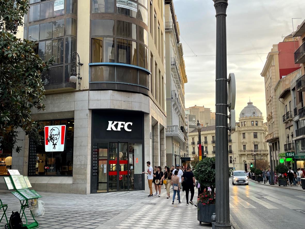 La cadena estadounidense KFC abre un restaurante en pleno centro de Granada