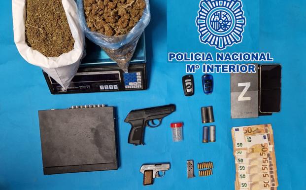 Tres detenidos en Viator con medio millar de plantas de marihuana, 833 kilos de cogollos y armas de fuego