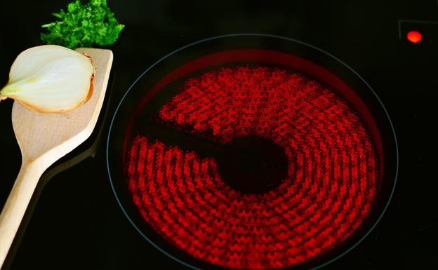 Cómo ahorrar en la factura de la luz: ¿es mejor cocinar en vitrocerámica o en el horno?