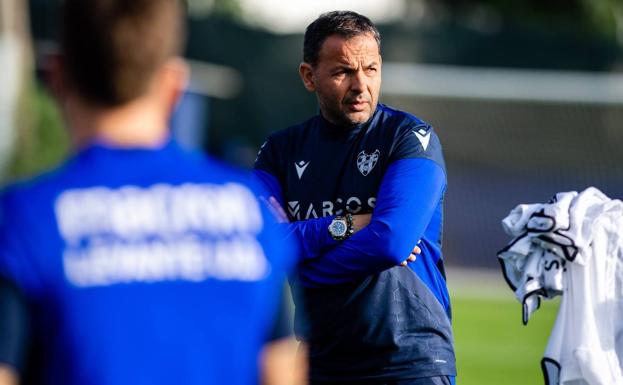 Calleja: «El Granada es un equipo de Primera en Segunda»