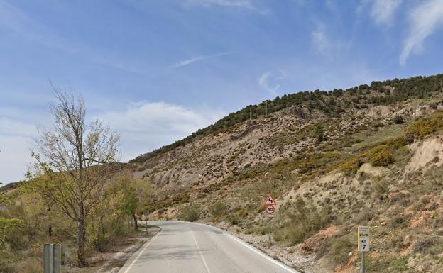 Le cae una farola encima en Alfacar y acaba con el brazo herido