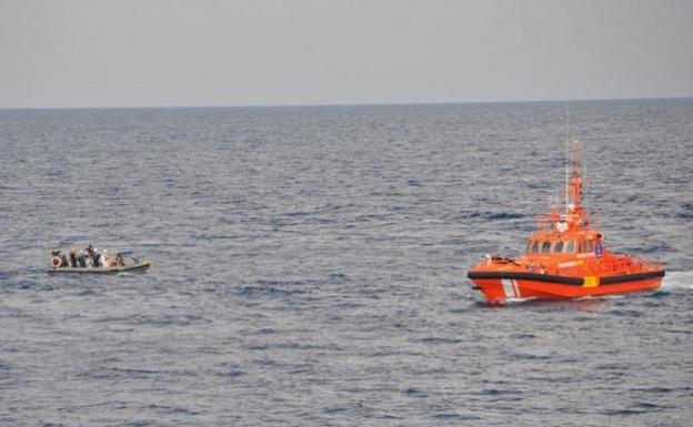 Buscan a una decena migrantes de una patera naufragada en aguas de Cabo de Gata