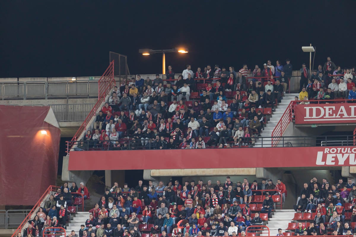 Encúentrate en la grada de Los Cármenes en el Granada-Levante
