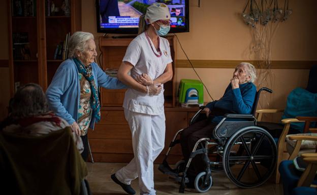 Mujer de 85 años, perfil de quien busca plaza en un geriátrico