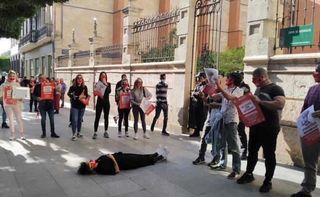 Bares y tiendas de Almería apagarán las luces para protestar por los recibos de la electricidad
