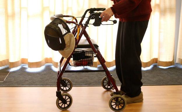 Absuelta de haber hecho caer al suelo a su vecina recién operada de la cadera en Granada