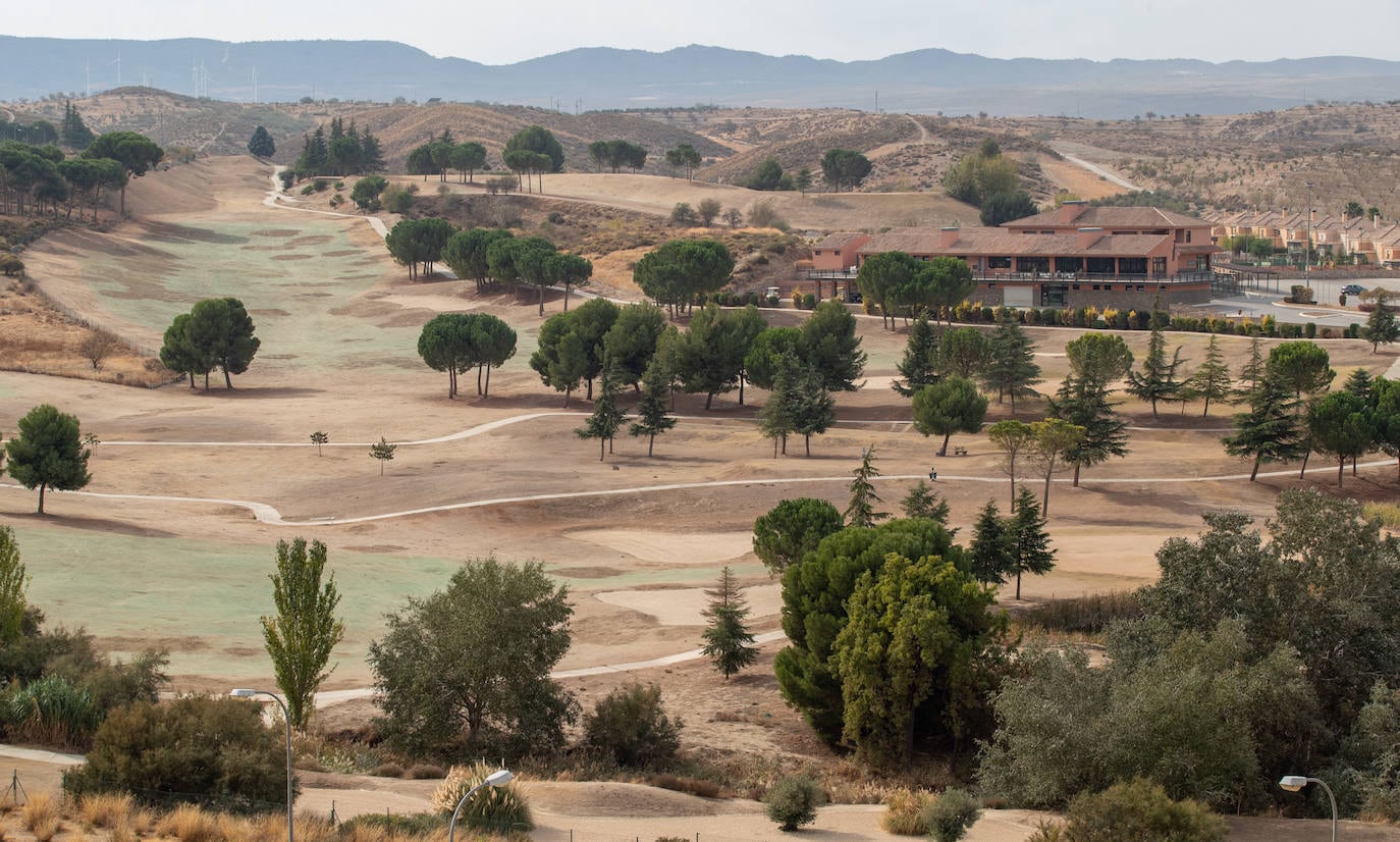 El campo de golf Santa Clara de Otura cierra asfixiado por la falta de agua, las deudas y la fuga de socios