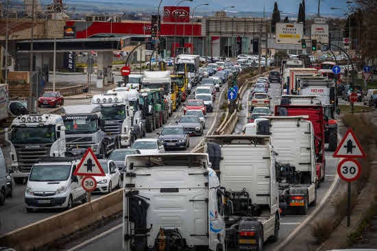 Las caravanas de camiones volver n a colapsar el centro de Granada