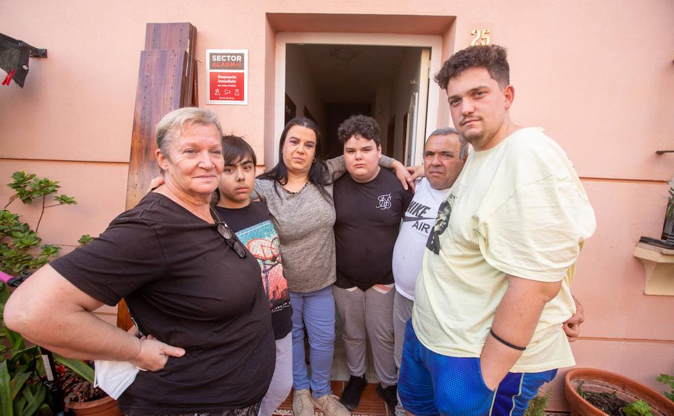 Una familia de Armilla en paro acoge a otra que vivía en un parque: «No podíamos dejarlos ahí»