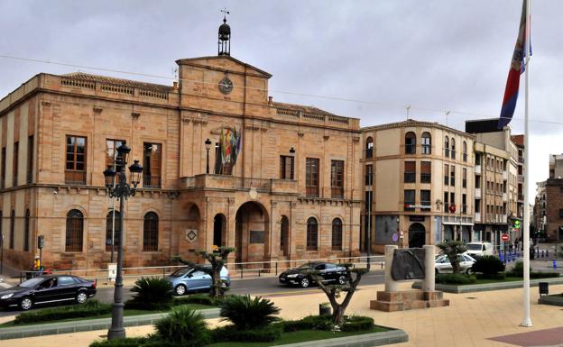 El pleno aprueba medidas para contar con más taxis accesibles y bibliotecas de barrio en Linares