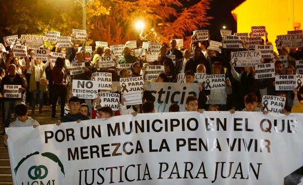 Unos 300 vecinos de Íllora recuerdan en la calle a Juan Castro Trujillos, que murió tras ser agredido