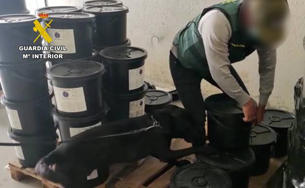 Operación Cesko en Granada: ocultaban la marihuana entre bidones de asfalto líquido