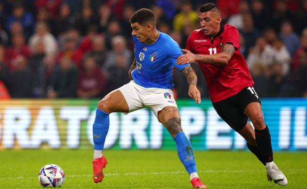 Myrto Uzuni, titular en la derrota de Albania ante Italia